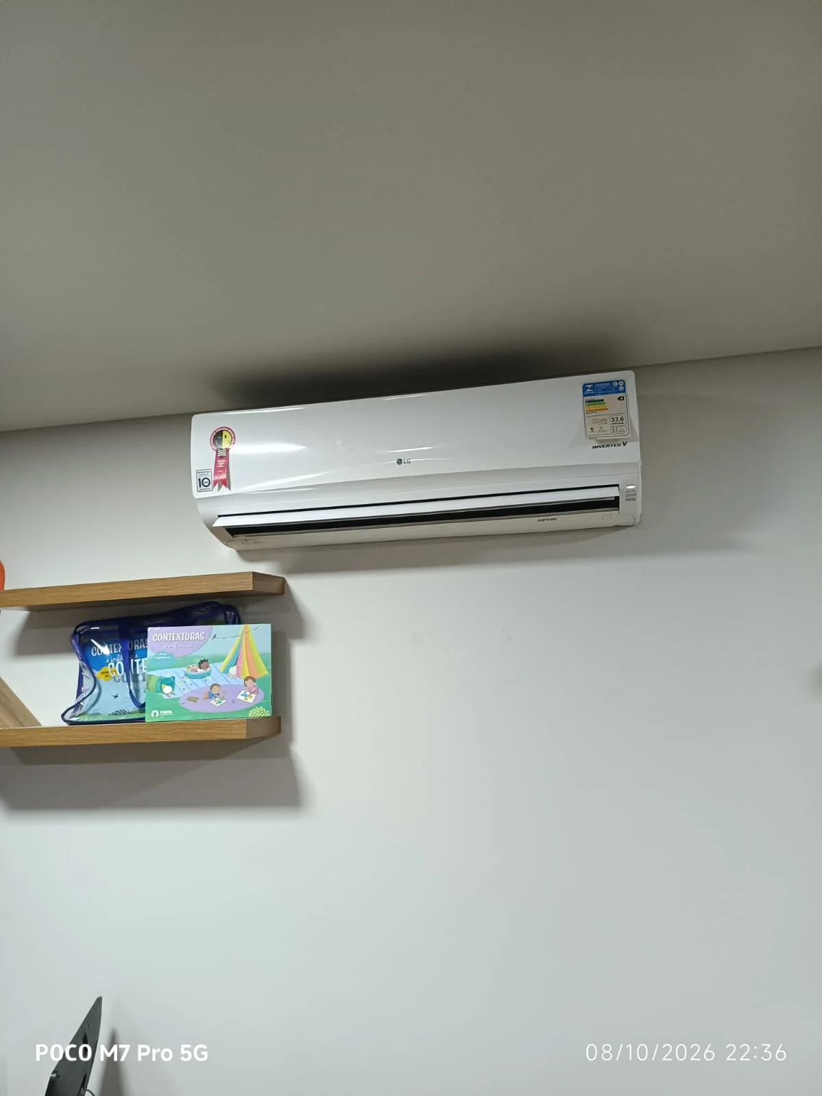 Unidade interna de ar-condicionado Split instalada na parede, em foto de serviço enviada por Lindomar