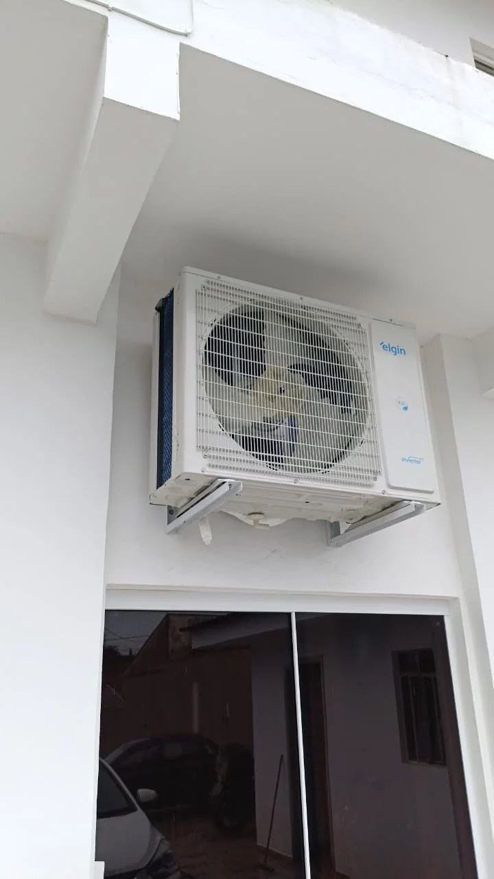 Unidade externa de ar-condicionado Split instalada em suporte na parede, em foto enviada por Lindomar