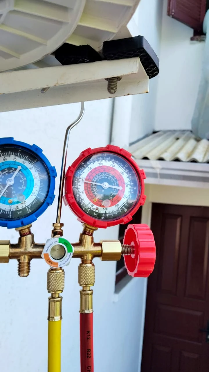 Manifold de refrigeração usado em verificação técnica de ar-condicionado